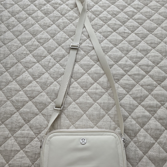Lululemon Crossbody Camera Bag 2L NWOT - Picture 5 of 12